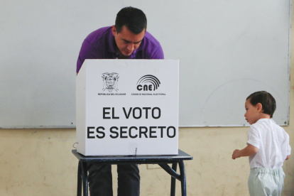 El presidente de Ecuador y candidato a la reelección, Daniel Noboa, al votar este domingo, 13 de abril, durante la segunda vuelta de los comicios presidenciales, en Olón (Santa Elena, Ecuador).