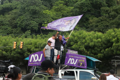 Simpatizantes de Daniel Noboa se concentraron en exteriores de CNE Guayas.