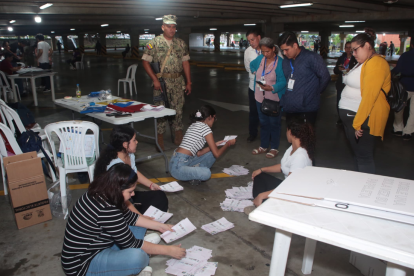 Miembros de las Juntas Receptoras del Voto realizan el conteo.
