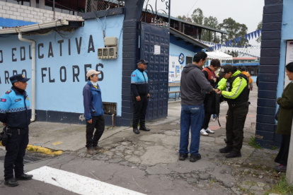 Miembros de la Policía realizaron controles en el ingreso a los recintos electorales.