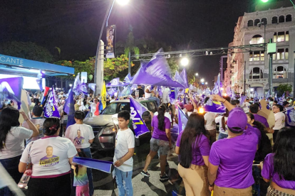 Celebración de simpatizantes de Daniel Noboa en Malecón de Guayaquil.
