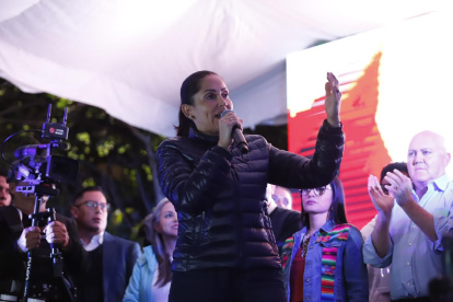 Luisa González no aceptó los resultados. Detrás de ella se observa a Diego Borja y a Viviana Veloz.