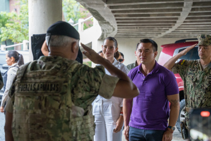 El presidente de Ecuador Daniel Noboa (d), acompaña a su esposa Lavinia Valbonesi (c) a sufragar durante la jornada electoral este domingo en Guayaquil (Ecuador).