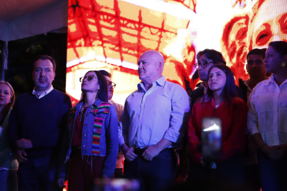 Funcionarios vinculados al correísmo como Pabel Muñoz y Paola Pabón, durante un mitin político en Quito, la noche del domingo 13 de abril, tras conocerse los primeros resultados electorales.