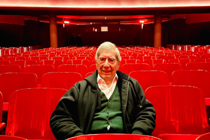Foto cedida por el Teatro Marsano de Lima muestra al escritor peruano Mario Vargas Llosa en un teatro de Lima, Perú, el 20 de octubre de 2024 (reeditada el 14 de abril de 2024).