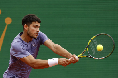 Carlos Alcaraz durante el partido de la final del Masters 1000 de Montecarlo en el venció a Lorenzo Musetti.