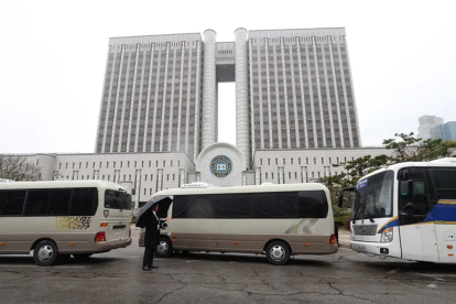 El expresidente surcoreano Yoon Suk-yeol llegando junto a otros carros al Tribunal del Distrito Central de Seúl, en Corea del Sur