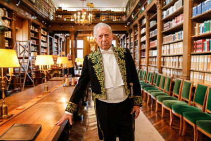 Mario Vargas Llosa en la biblioteca de la Academia Francesa en París, Francia, el 9 de febrero de 2023.