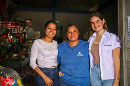 Una de las beneficiarias de este bono de $1.000, reinicia su negocio.