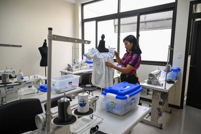 Francisca Lares, de 30 años, decora artesanalmente una blusa en el Centro de Formación Quédate, Joyabaj. 19 marzo de 2025