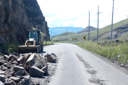 Trabajos de limpieza de la vía Cuenca-Girón-Pasaje.