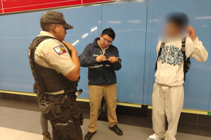 Un joven fue sancionado por el uso indebido de la tarjeta para discapacitados en el Metro de Quito
