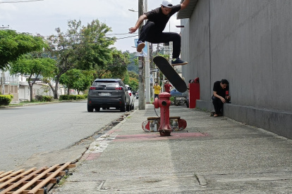 GRABATESTE ES UNA AGRUPACIÓN QUE REALIZA SKATE CALLEJERO DE FORMA PELIGROSA ag-periodista ag-granasa 4-4-2025