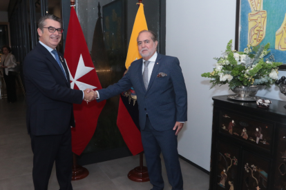 El embajador Petrus Fernandini y Bohlin con el anfitrión, Ricardo Ortega Maldonado, consejero de la Soberana Orden de Malta.
