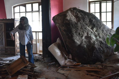 Daño. Por las lluvias se desprendió parte de un muro de un edificio en la González Suárez lo que ocasionó que cayera por la pendiente y destruya el techo de una casa