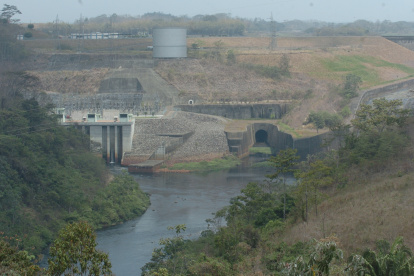 El embalse Daule Peripa está ubicado al norte de la cuenca del río Daule, en la provincia de Guayas.