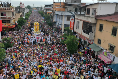 Fieles participan en el Vía Crucis del Viernes Santo en Guayaquil, una de las tradiciones más emotivas de la Semana Santa.