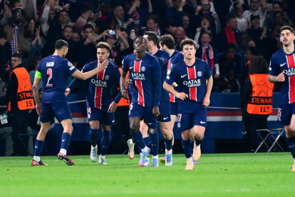 Jugadores del PSG vencieron 3-1 al Aston Villa en la semifinal de ida.