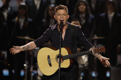 El cantante y compositor Alejandro Sanz, durante su actuación en la 39 edición de los Premios Goya de la Academia de Cine.
