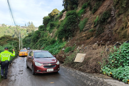 En el sector de La Roldós se registró un deslizamiento de tierra.