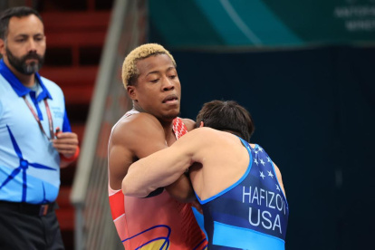 Jeremy Peralta (i) fue quinto en los 67 kg e igualmente clasificó.