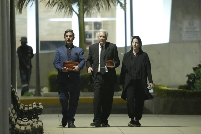 Gonzalo Vargas Llosa, Álvaro Vargas Llosa, y Morgana Vargas Llosa, hijos del escritor peruano, portan dos urnas con los restos de su padre afuera del Centro Funerario y Crematorio del Ejército de Chorrillos.