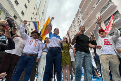 Luisa González estuvo acompañada de Guillermo Churuchumbi, Raúl Chávez y Gustavo Vallejo en su cierre de campaña en la ciudad de Guayaquil.