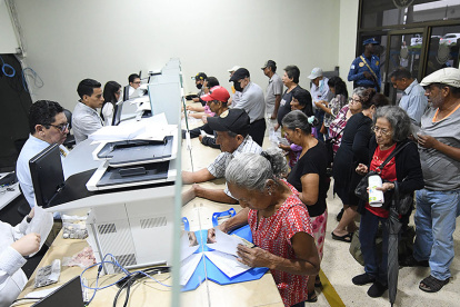 A diario son decenas las personas que acuden al Municipio para hacer el trámite para sacar una patente o van en busca de información.