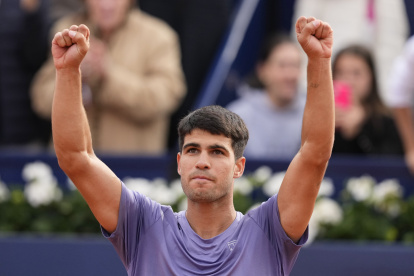 El tenista español Carlos Alcaraz tras vencer en su partido de primera ronda contra el tenista estadounidense Ethan Quinn en el Barcelona Open Banc Sabadell. EFE/Alejandro García