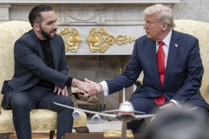El presidente salvadoreño, Nayib Bukele, y el presidente estadounidense, Donald Trump, se estrechan las manos durante su reunión en la Casa Blanca.