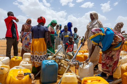 Los refugiados sudaneses llenan bidones con agua en el campo de refugiados de Touloum, en la provincia de Wadi Fira, Chad, el 8 de abril de 2025.