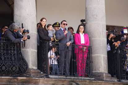 El presidente reelecto Daniel Noboa junto a su familia durante el cambio de guardia en el Palacio de Carondelet, el 15 de abril de 2025.