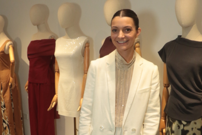 Cristina Barettino posa junto algunos de sus diseños.