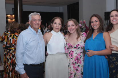 Óscar Caicedo Castells y María del Carmen Jurado de Caicedo junto a sus hijas Ana María, Paola y María Cristina.