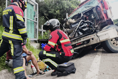 Los bomberos prestaron atención prehospitalaria a una persona afectada.