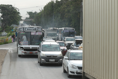 Foto referencial. El tráfico es uno de los repetidos problemas y aún sin solución en la vía a la costa. Hoy, tras un trabajo vial, vel escenario se complicó más.