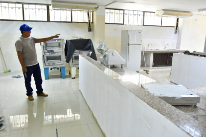 Así están algunos salones de la Universidad Agraria: con trabajos aún por terminar, lo que impide que las clases comiencen a tiempo.