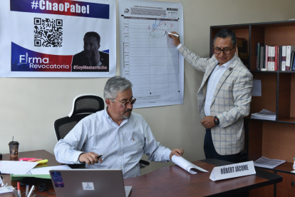 Robert Jácome recibe en su oficina a los voluntarios que están dispuestos a recolectar las firmas para la revocatoria.