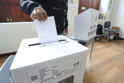 En Quito, la gente vota en tres circunscripciones.