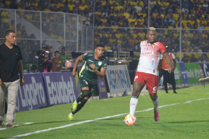 Al mediapunta Gabriel ‘Loco’ Cortez (derecha) le costó ante Orense generar ocasiones de peligro y habilitar al centrodelantero Felipe Caicedo.