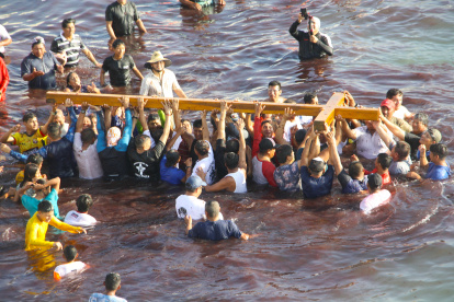 El madero en el agua representa la limpieza de los pecados en el mar.