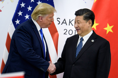El presidente de China, Xi Jinping (R), se da la mano con el presidente de los Estados Unidos, Donald Trump, antes de una reunión bilateral al margen de la Cumbre del G20 en Osaka el 29 de junio de 2019. - Estados Unidos estaba listo el jueves para anunciar un histórico Un acuerdo comercial con China, días antes de que se establezcan nuevos aranceles entre las dos economías más grandes del mundo, aliviando una disputa comercial que ha agitado los mercados durante casi dos años. (Foto por Brendan Smialowski / AFP) |




(FILES) In this file China"s President Xi Jinping (R) shakes hands with US President Donald Trump before a bilateral meeting on the sidelines of the G20 Summit in Osaka on June 29, 2019. - The United States was poised Thursday to announce a historic trade deal with China, days before new tariffs are due to kick in between the world"s two largest economies, easing a commercial dispute that has roiled markets for almost two years. (Photo by Brendan Smialowski / AFP) |