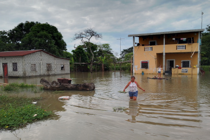 En varias zonas de Daule este es el escenario: familias afectadas por el invierno y conviviendo con las inundaciones.