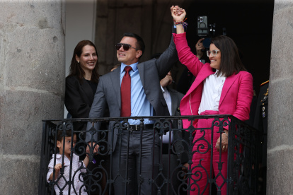 Daniel Noboa de la mano de María José Pinto, vicepresidenta electa.