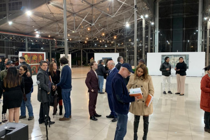 La muestra reúne lienzos de artistas de distintas generaciones que exploran lo moderno y lo contemporáneo.