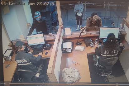 Según el Ministerio del Interior, entidad a la que pertenece Migración, Borja se presentó con el rostro cubierto con una mascarilla.