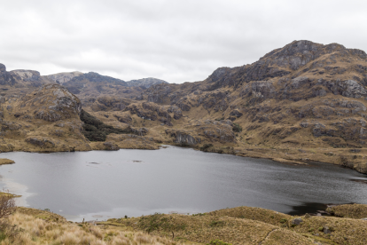 Laguna en el Parque Nacional Cajas, Azuay: un paisaje único de páramo y montañas en Ecuador.