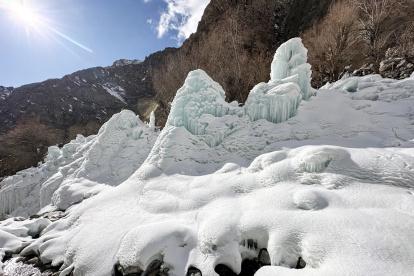 Foto del 18 de marzo de 2025, muestra un glaciar artificial construido por residentes locales durante los inviernos para conservar agua para los veranos en la aldea de Pari, región montañosa de Gilgit-Baltistán de Pakistán.