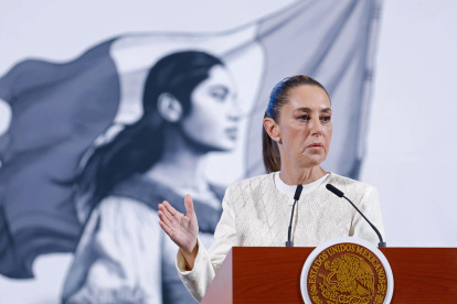 La presidenta de México, Claudia Sheinbaum, habla durante una rueda este miércoles, de prensa en Palacio Nacional de la Ciudad de México (México).