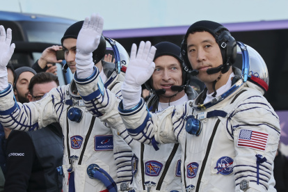 BAIKONUR (Kazakhstan), 08/04/2025.- Crew members Roscosmos cosmonauts Commander Sergey Ryzhikov (C), Flight Engineer Alexey Zubritsky (L), and NASA astronaut Flight Engineer Jonny Kim (R) attend a send-off ceremony before the launch of the Soyuz MS-27 spacecraft at the Baikonur Cosmodrome in Baikonur, Kazakhstan, 08 April 2025. Roscosmos cosmonauts Sergey Ryzhikov, Alexey Zubritsky, and NASA astronaut Jonny Kim will launch on Soyuz MS-27 to the International Space Station (ISS) on 08 April 2025. (Kazajstán, Rusia) EFE/EPA/YURI KOCHETKOV